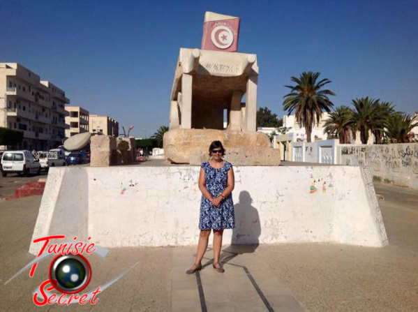 Madame Carol McQueen, Ambassadeur du Canada en Tunisie, au pied de la Brouette de Sidi Bouzid, symbole de la décadence tunisienne et berceau de la guerre néocoloniale contre le monde arabe. Madame Carol McQueen, Ambassadeur du Canada en Tunisie, au pied de la Brouette de Sidi Bouzid, symbole de la décadence tunisienne et berceau de la guerre néocoloniale contre le monde arabe.