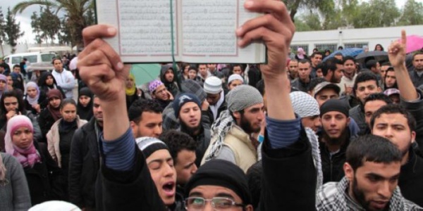 Des salafistes tunisiens lors d'une manifestation à Manouba.