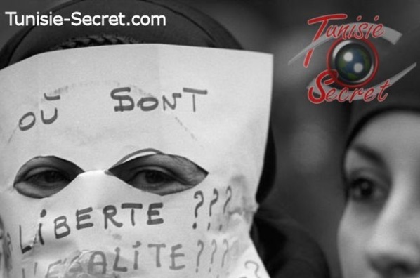 En dévoilant sa poitrine, Amina a dévoilé les 2 mamelles de la dignité et de la liberté En dévoilant sa poitrine, Amina a dévoilé les 2 mamelles de la dignité et de la liberté