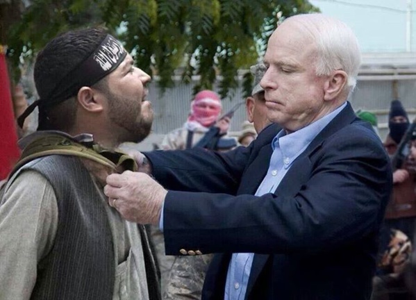 L'Officier John McCain décorant un soldat d'Allah
