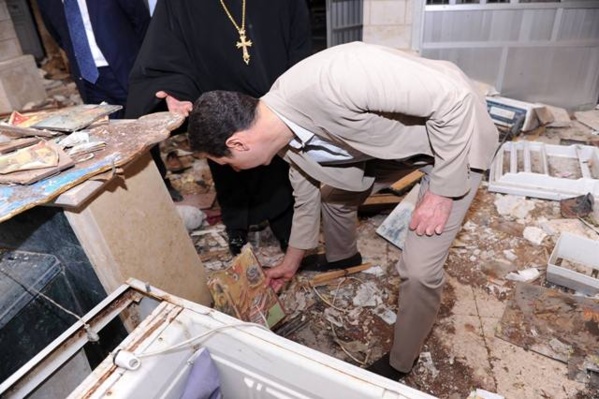 Le président Bachar el-Assad, dans une église chrétienne dévastée par la barbarie islamiste, après la libération de la ville martyre de Maaloula.