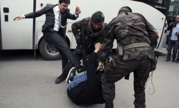 Yusuf Yerkel, l'un des conseillers d'Erdogan, employant les mêmes arguments frappants que son maître pour "convaincre" un manifestant de Soma.