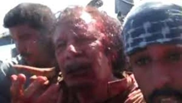 Le colonel Kadhafi entre les mains des mercenaires de l'OTAN.