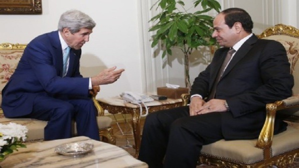 John Kerry et Abdel Fattah Al-Sissi, des postures qui en disent long !