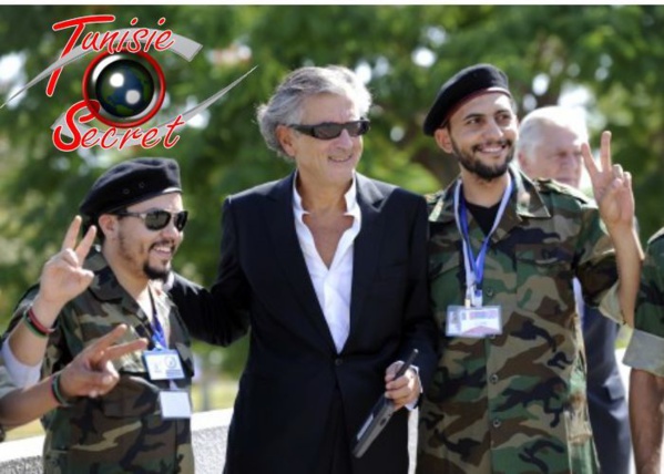 BHL, actionnaire du Monde, qui pose avec ses mercenaires libyens après l'invasion colonialiste de la Libye que Le Monde avait fortement appuyée.