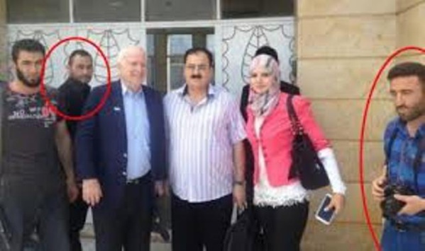 Le criminel de guerre John McCain, posant avec les barbares de l'EIIL en Syrie.