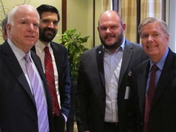 Accusés d’avoir préparé le renversement du président Hosni Moubarak pour le compte des Frères musulmans, les deux employés de l’International Republican Institute (IRI) au Caire, John Tomlaszewski (second à droite) et Sam LaHood (le fils du secrétaire aux Transports américano-libanais, le démocrate Ray LaHood) (second à gauche) se sont réfugiés à l’ambassade des États-Unis. Les voici aux côtés des sénateurs John McCain et Lindsey Graham lors de la réunion préparatoire du « printemps arabe » en Libye et en Syrie. Ils seront libérés par le Frère Mohamed Morsi lorsqu’il deviendra président. Accusés d’avoir préparé le renversement du président Hosni Moubarak pour le compte des Frères musulmans, les deux employés de l’International Republican Institute (IRI) au Caire, John Tomlaszewski (second à droite) et Sam LaHood (le fils du secrétaire aux Transports américano-libanais, le démocrate Ray LaHood) (second à gauche) se sont réfugiés à l’ambassade des États-Unis. Les voici aux côtés des sénateurs John McCain et Lindsey Graham lors de la réunion préparatoire du « printemps arabe » en Libye et en Syrie. Ils seront libérés par le Frère Mohamed Morsi lorsqu’il deviendra président.