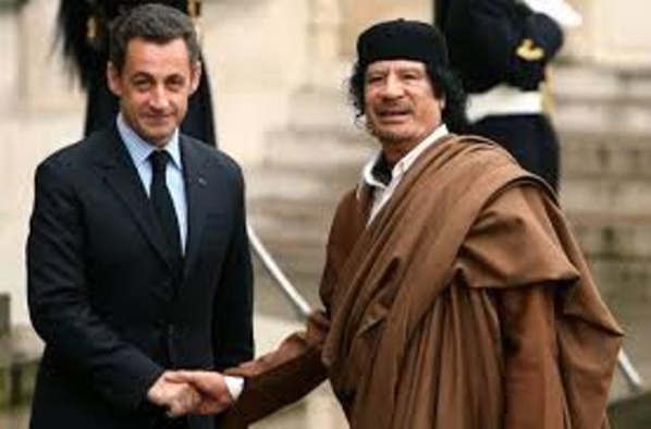 Nicolas Sarkozy avec son "frère" Mouammar Kadhafi.
