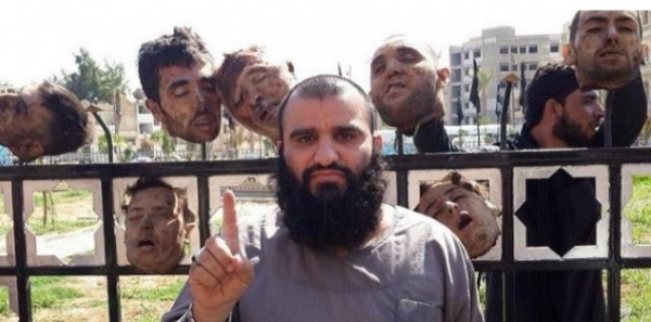 Un islamo-fasciste posant devant les têtes de chrétiens décapités en Irak et exhibées sur 600 m dans une avenue de Mossoul. Un islamo-fasciste posant devant les têtes de chrétiens décapités en Irak et exhibées sur 600 m dans une avenue de Mossoul.