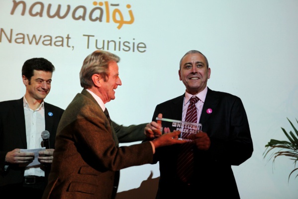 Riadh Guerfali, co-fondateur de Nawaat avec Sami Ben Gharbia, recevant, le 11 mars 2011, le prix du Net-Citoyen des mains de Bernard Kouchner, le champion du droit d'ingérence sauf en Israël ! A gauche, dans le double sens du terme, jean-François Julliard, successeur de Robert Ménard, qui est passé de RSF au Front National après une longue escale à Doha, au service de cheikha Moza ! Riadh Guerfali, co-fondateur de Nawaat avec Sami Ben Gharbia, recevant, le 11 mars 2011, le prix du Net-Citoyen des mains de Bernard Kouchner, le champion du droit d'ingérence sauf en Israël ! A gauche, dans le double sens du terme, jean-François Julliard, successeur de Robert Ménard, qui est passé de RSF au Front National après une longue escale à Doha, au service de cheikha Moza !