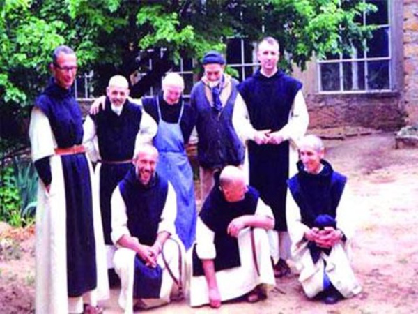 Les moines de Tibhirine, qui ont été décapités par les barbares islamistes en 1996. Véritables martyrs, ils ont ainsi payé le prix de leur vocation humaniste en se mettant au service d'autrui, y compris des djihadistes algériens qu'ils soignaient par amour et compassion !