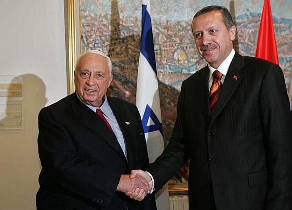 Le Frère musulman Recep Tayyip Erdogan avec le boucher de Sabra et Chatila, Ariel Sharon. L'alliance sacrée entre islamisme turc et sionisme israélien.