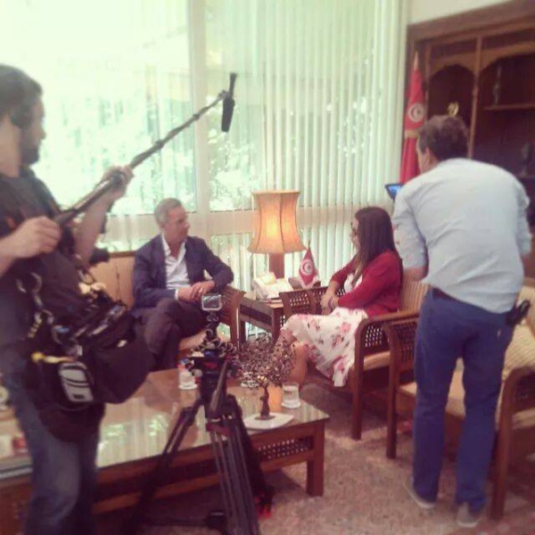 Le journaliste de M6 interviewant Amel Karboul. Photo prise par le photographe attitré de Marzouki et militant du CPR, Wassim Ghozlani.