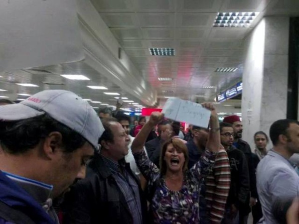 Des manifestants tunisiens à l'aéroport de Tunis-Carthage tout à l'heure (vendredi 31 octobre à 22h50).