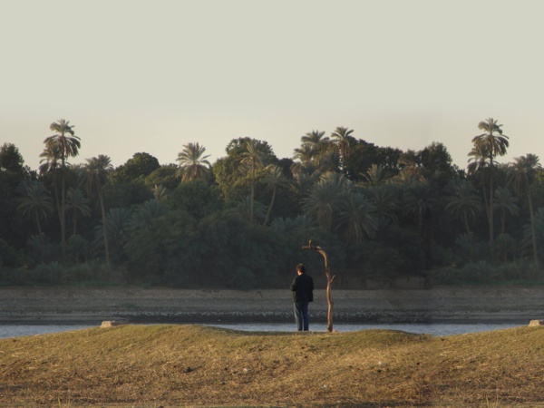 Abdelwahab Meddeb dans le sud tunisien. Abdelwahab Meddeb dans le sud tunisien.