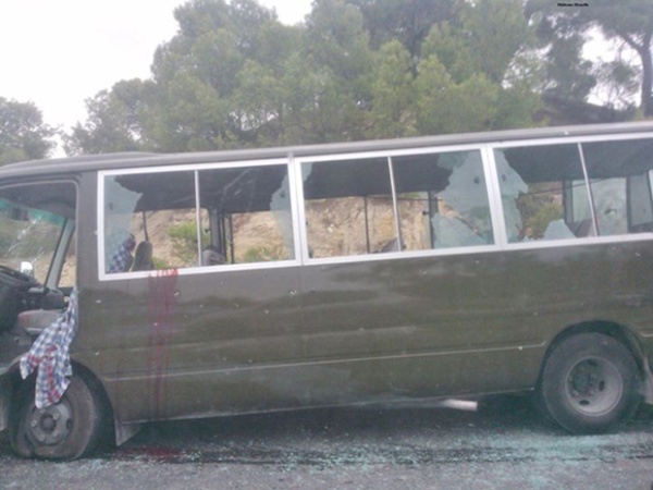 Le bus militaire criblé de balles sur la route reliant le Kef à Jendouba. Le bus militaire criblé de balles sur la route reliant le Kef à Jendouba.
