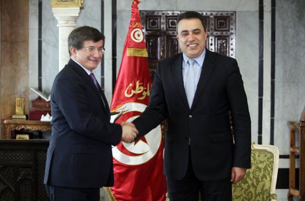 Mehdi Jomaa avec Ahmed Davutoglu, ministre turc des Affaires étrangères.