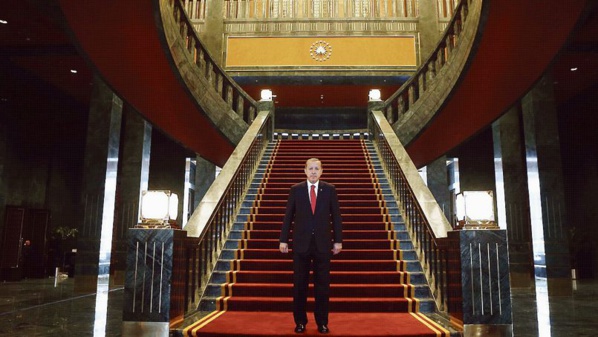 Le grand Vizir Erdogan, prototype parfait de l'islamisme "modéré", dans son palais de 1200 chambres, qui a coûté 491 millions d'euros au peuple Turc.