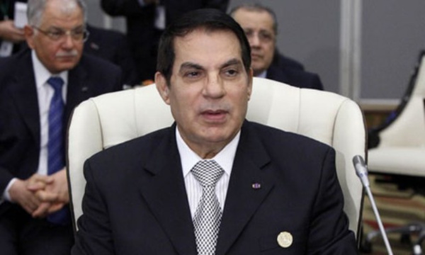 Zine Al-Abidine Ben Ali représentant la Tunisie lorsqu'elle était encore souveraine. Derrière lui, Kamel Morjane, ministre des Affaires étrangères, et Abdelwahab Abdallah, conseiller spécial auprès du président.