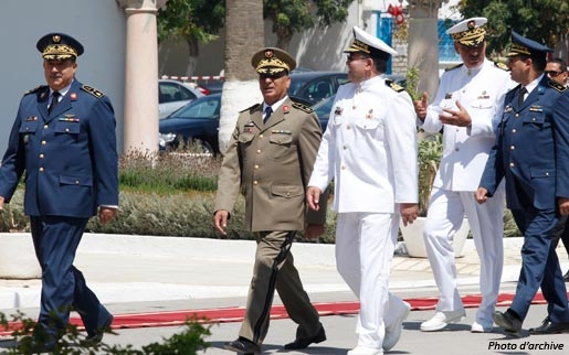 Le 25 juillet 2013, au palais du Bardo. De gauche à droite: chef d'état-major de l'armée de l'air Taïeb Laajimi, général de brigade Mohamed Salah Hamdi, contre-Amiral Kamel Akrout, chef d'état-major de la marine Mohamed Khamassi, colonel major Mohamed Nejib Jelassi.