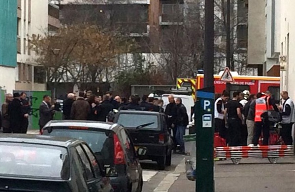Evacuation des blessés devant le siège du journal Charlie Hebdo.