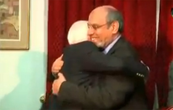 Hamadi Jebali dans les bras de son frère John McCain. Tunis 2011.