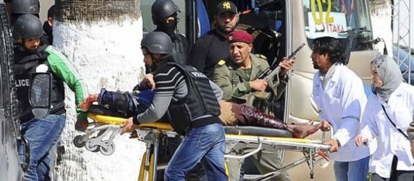 Évacuation des touristes blessés le 18 mars 2015 au palais du Bardo.