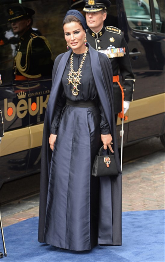 Cheikha Moza, la top modèle islamiste dépense 8500 millions de dollars pour ses robes Cheikha Moza, la top modèle islamiste dépense 8500 millions de dollars pour ses robes