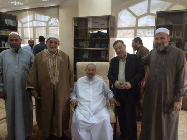 Abdelfattah Mourou à gauche, Youssef Qaradaoui au centre, Ahmed Mansour à droite. Trois frères musulmans au service de l'émirat islamo-mafieux du Qatar.