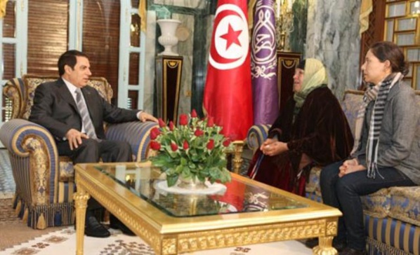 Manoubia Bouazizi et sa fille Leila reçues par Ben Ali en 2011.