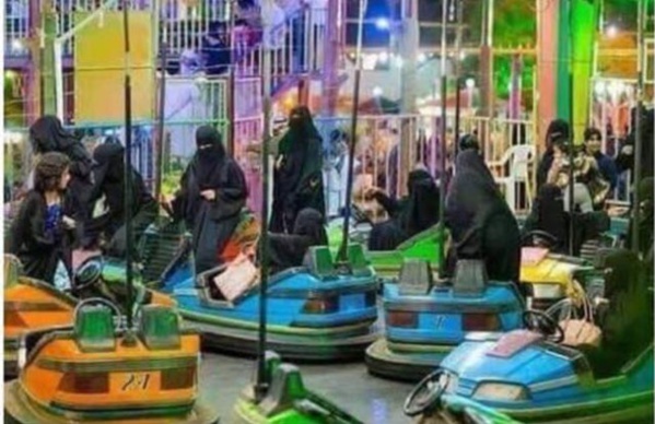 Femmes saoudiennes burkabisées...mais heureuses dans une foire.