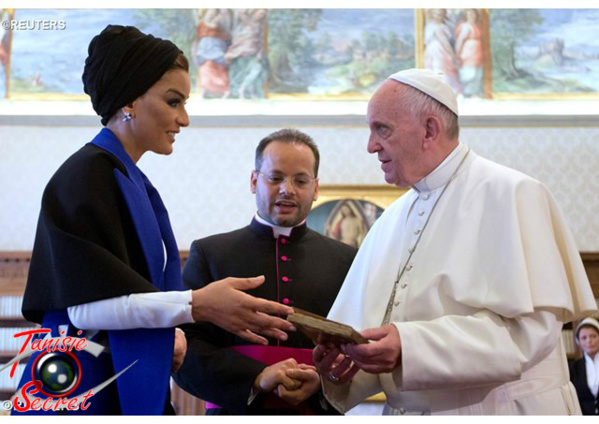 Samedi 4 juin 2016, le Pape François recevant des mains de Moza Bint Nasser al-Missned, un manuscrit arabe volé par Daech. Samedi 4 juin 2016, le Pape François recevant des mains de Moza Bint Nasser al-Missned, un manuscrit arabe volé par Daech.