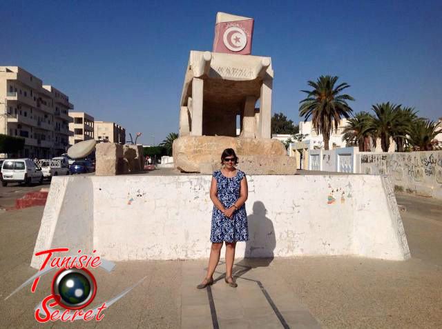 Madame Carol McQueen, Ambassadeur du Canada en Tunisie, au pied de la Brouette de Sidi Bouzid, symbole de la décadence tunisienne et berceau de la guerre néocoloniale contre le monde arabe.