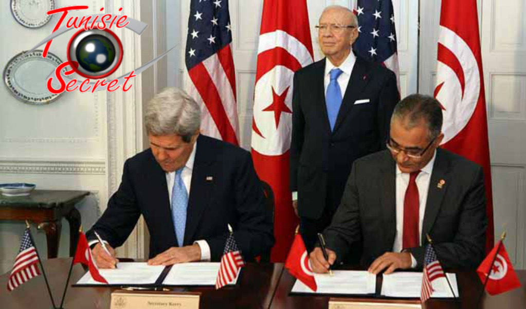 Mohsen Marzouk et John Kerry ratifiant le traité de Protectorat en présence du Bey Tartempion, Béji Caïd Essebsi.