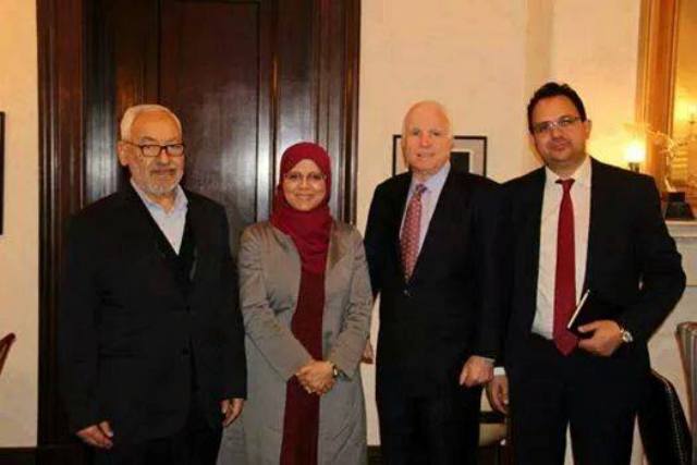 Rached Ghannouchi avec l'une de ses épouses, en compagnie du Calife John McCain !
