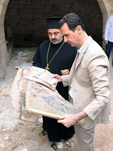 Le président Bachar el-Assad, dans la ville libérée de Maaloula, en compagnie d'un religieux syrien rescapé de la barbarie islamo-fascistes.