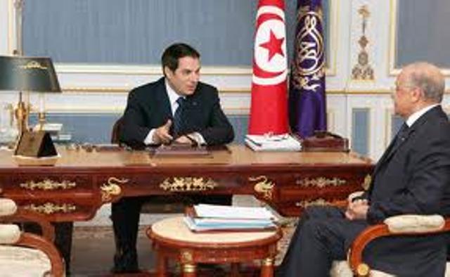 Rafik Belhadj Kacem, alors ministre de l'Intérieur, avec l'ancien président Ben Ali.