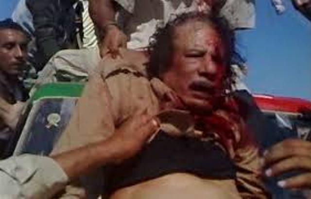 Le colonel Kadhafi, encore vivant entre les mains des mercenaires libyens, le 20 octobre 2012.