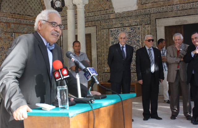 Ezzeddine Bechaouech, révolutionnnaire de la 25 heure et de la cinquième colonne, alors éphémère ministre de la Culture. De gauche à droite, Mohamed el-Aziz Ben Achour, ancien ministre de la Culture sous la présidence de Ben Ali, Taïeb Baccouche, Saadeddine Zmerli, ancien ministre de la Santé, sous la présidence de Ben Ali.