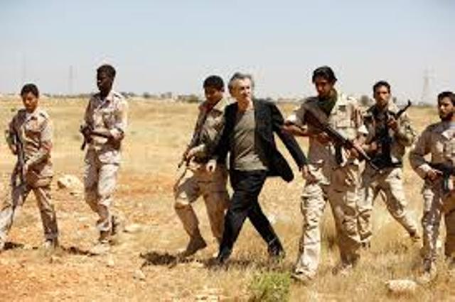 BHL escorté par des mercenaires islamistes de Benghazi au moment de la croisade impérialiste contre la Libye.
