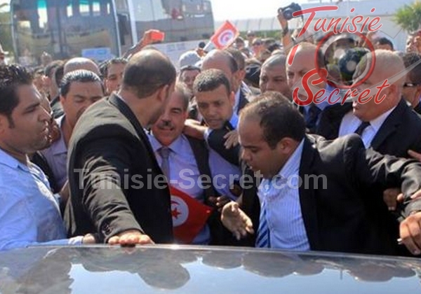 Une foule spontanée accueillant Mondher Zénaïdi à sa sortie de l'aéroport de Tunis-Carthage, le 14 septembre 2014.