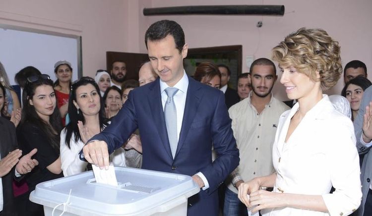Le Président syrien et son épouse au moment des élections de juin 2014, lors desquelles il a obtenu 88,7% des voix exprimées.