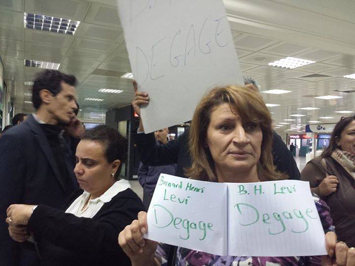 Des manifestants tunisiens à l'aéroport de Tunis-Carthage tout à l'heure.