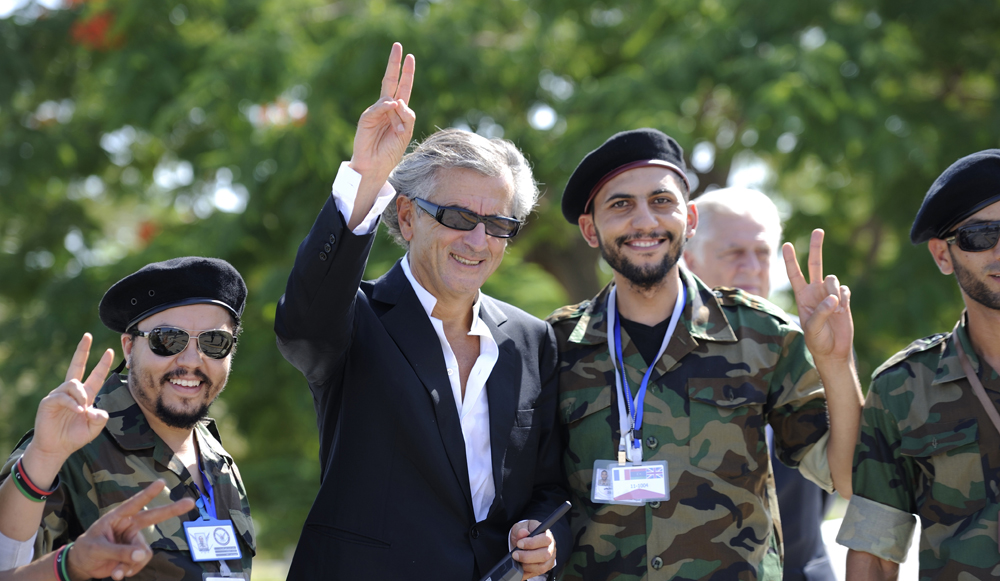 Bernard-Henri Lévy avec ses mercenaires arabes, gendarmés par les "forces du bien" pour détruire leurs pays dans l'intérêt supérieur d'Israël.