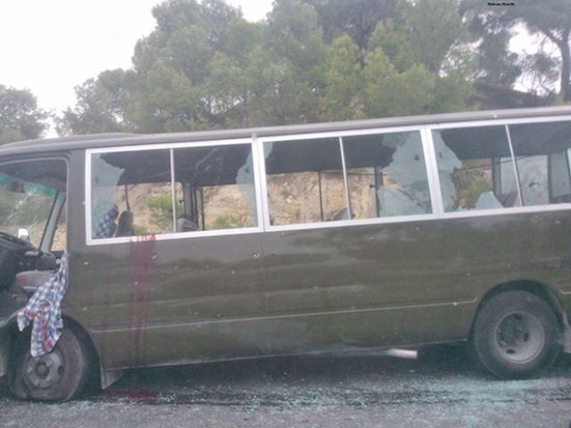 Le bus militaire criblé de balles sur la route reliant le Kef à Jendouba.
