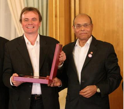 Carthage le 8 décembre 2012. Vincent Geisser recevant un prix  pour services rendus à la patrie. On ne sait pas laquelle des deux ! Carthage le 8 décembre 2012. Vincent Geisser recevant un prix  pour services rendus à la patrie. On ne sait pas laquelle des deux !