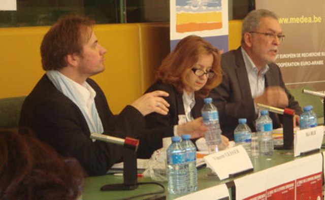 Vincent Geisser professant sa science révolutionnaire, à côté de Hélé Béji et du "grand intellectuel" franco-tunisien, Kamel Jendoubi.