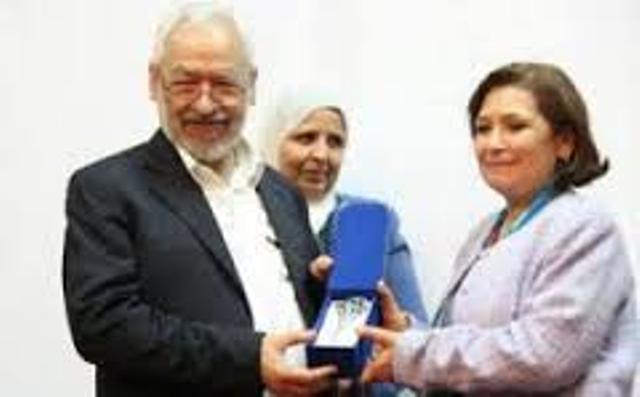 Sihem Ben Sedrine, reçevant des mains de Rached Ghannouchi un prix pour services rendus à la secte des Frères musulmans.