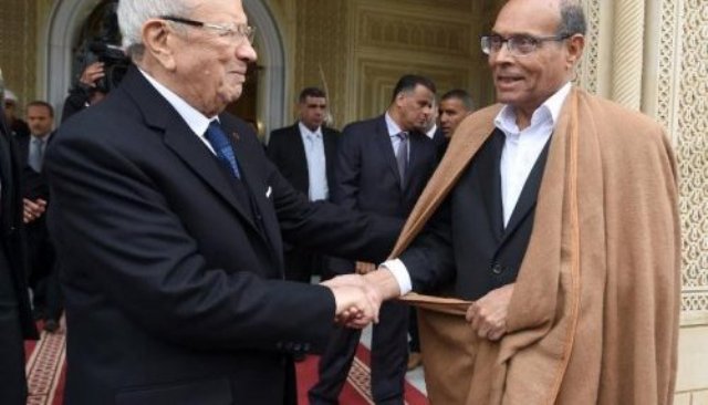 Le président démocratiquement élu dans une dernière poignée de main au "président" usurpateur et déchu.