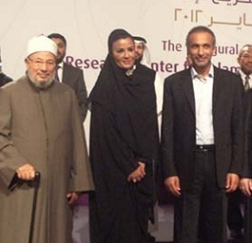 De gauche à droite: Youssef Qaradaoui, le grand prêtre de l'islamo-terrorisme, cheikha Mozza, la grande prêtresse de l'islamisme mondial, et Tariq Ramadan, mercenaire du Qatar et mégaphone de l'islamisme très "modéré" !